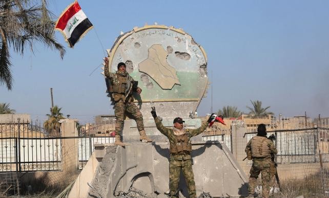 Lá cờ Iraq tung bay giữa trung tâm Ramadi.