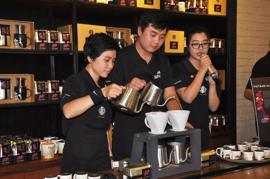 Pha chế cà phê Starbucks Reserve® Việt Nam Đà Lạt 