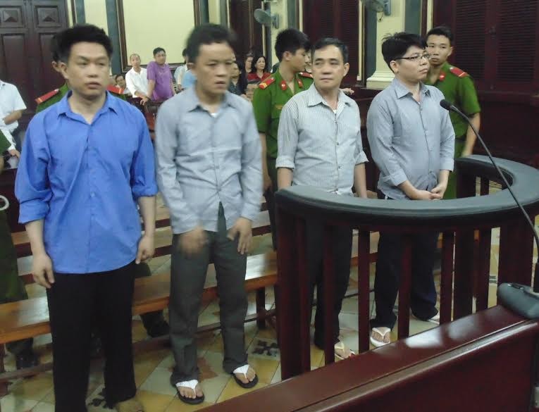 Bốn bị cáo đang nghe tòa tuyên án chiều 31/12. Ảnh: Tân Châu