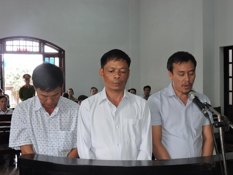 Các bị cáo Chung, Trọng và Toàn (từ trái qua) trước tòa
