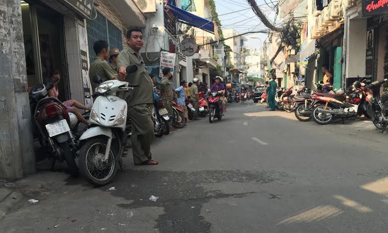 Lực lượng chức năng phong tỏa nhiều tuyến đường để vây bắt các đối tượng mua bán, tàng trữ ma túy. Ảnh Việt Văn
