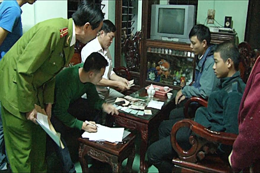Công an thành phố Huế lấy lời khai hai đối tượng cướp (bìa phải) ngay sau khi chúng gây án tại đường Điện Biên Phủ (Huế).