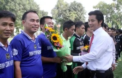Chủ tịch CLB bóng đá Hoàng Gia Đỗ Văn Hiếu động viên cầu thủ trong một trận cầu từ thiện 