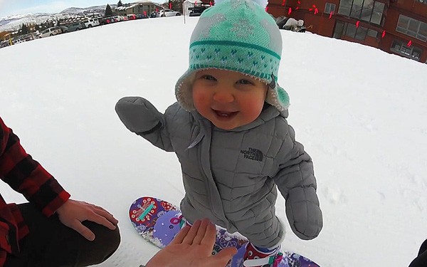 Choáng với màn trượt tuyết điệu nghệ của bé gái 1 tuổi
