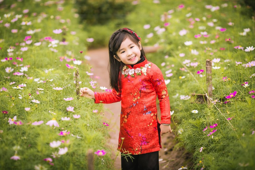 Em bé Hà Nội diện áo dài gấm đón Xuân 