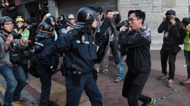 Bạo động đầu năm tại Hongkong, 44 cảnh sát bị thương 