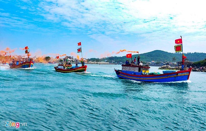 Từng đoàn tàu của ngư dân Sa Huỳnh nối đuôi rẽ sóng ra khơi đầu năm mới