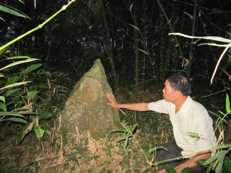 Phiến đá lớn được chôn ở đầu ngôi mộ 