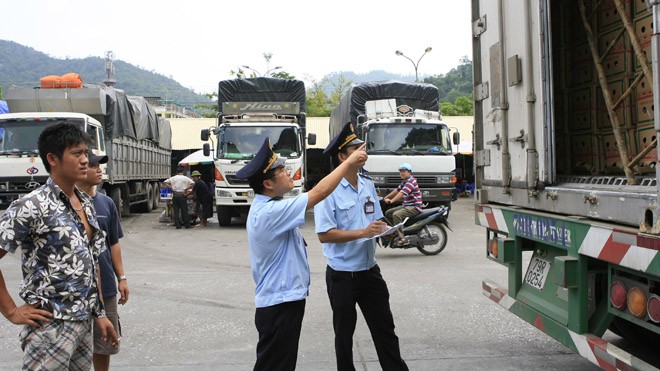 Hải quan Lạng Sơn kiểm tra hàng hóa qua cửa khẩu Tân Thanh Ảnh: Hồng Vĩnh