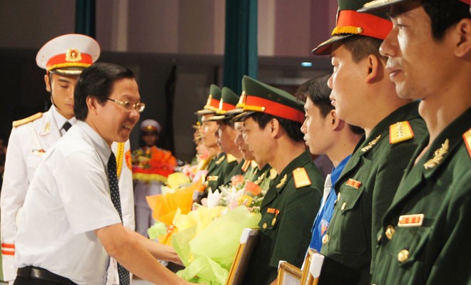 Bí thư thường trực T.Ư Đoàn Phan Văn Mãi tặng Huy hiệu Tuổi trẻ sáng tạo và chúc mừng các cá nhân đạt giải nhất Giải thưởng Tuổi trẻ sáng tạo trong Quân đội lần thứ XIII (5/2013) Ảnh: NGUYỄN MINH
