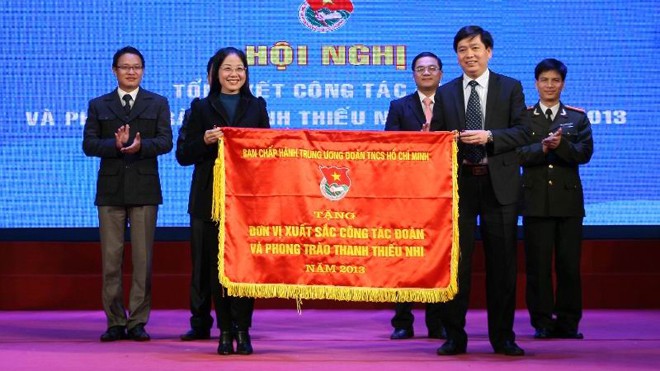 Bí thư T.Ư Đoàn Nguyễn Long Hải tặng cờ thi đua xuất sắc cho Thành Đoàn