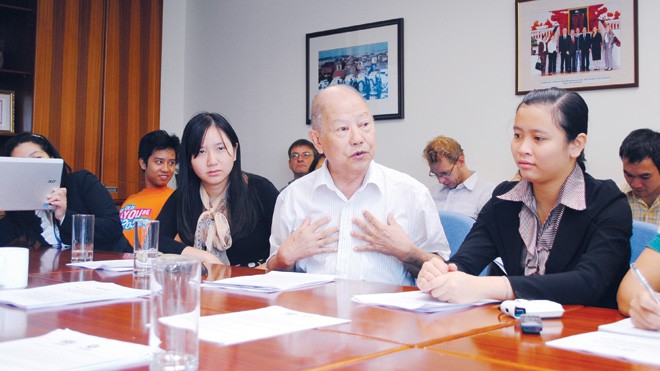 Giáo sư Phạm Toàn (áo trắng) đang giới thiệu bộ SGK mới.