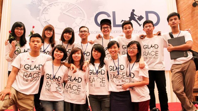 Bùi Anh Quang (hàng trên, thứ 5 từ trái sang) cùng các thành viên tổ chức Ngày hội lãnh đạo trẻ toàn cầu GLAD 2013. Ảnh: Gia Bình