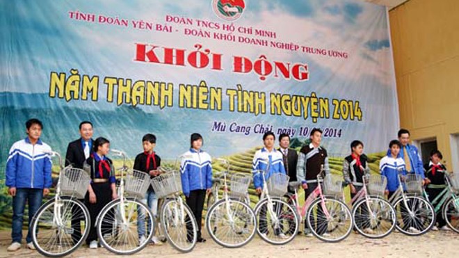 Trao tặng xe đạp cho học sinh nghèo vượt khó Trường THCS Võ Thị Sáu và Trường THPT Nội trú Mù Cang Chải. Ảnh: Phạm Cường