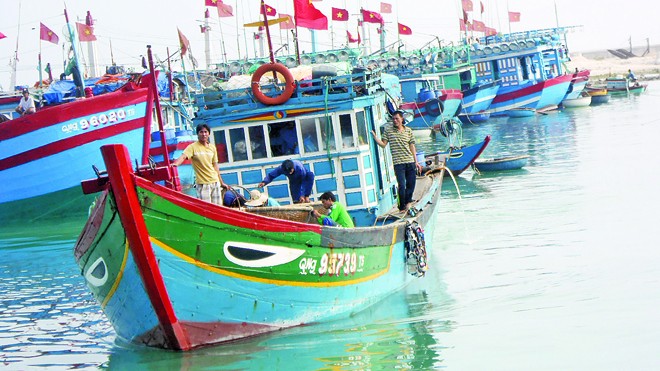 Tàu cá ông Phạm Quang Thạnh (Lý Sơn, Quảng Ngãi) lại chuẩn bị vươn khơi bất chấp hành động sai trái của phía Trung Quốc. Ảnh: anh thư