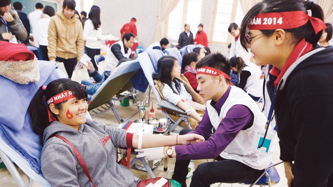 Sinh viên tham gia hiến máu Chủ nhật Đỏ ngày 12/1. ảnh: Hồng vĩnh