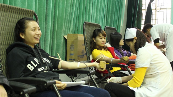 Sinh viên Nguyễn Thị Hương Giang, năm thứ 2 Trường Cao đẳng Y tế Thái Bình tham gia hiến máu. Ảnh: Nguyễn Hoài