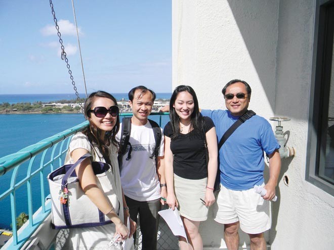 Giang (thứ hai từ trái sang) cùng bạn bè tại Đại học Tổng hợp Hawaii. Ảnh: Ngọc Văn