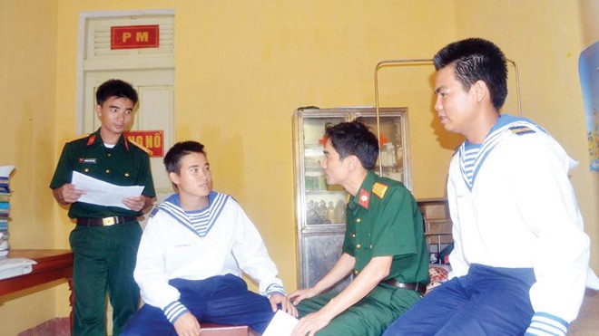 Đội ngũ y, bác sĩ đảo An Bang khám chữa bệnh cho quân nhân. Ảnh: tuấn nguyễn