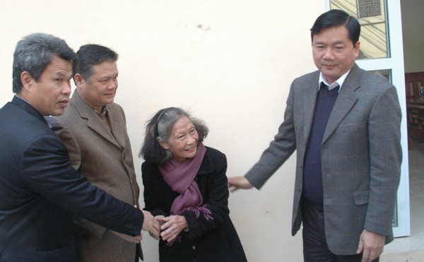 Bà Thái Xuân Lai nhận nhà mới sau nhiều năm ở căn nhà cũ nát