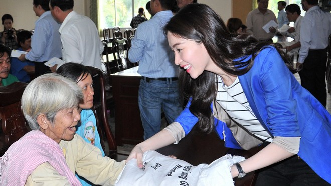 Hoa hậu Đặng Thu Thảo tặng quà cho người nghèo
