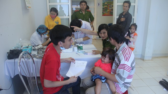 Bác sĩ Võ Trương Như Ngọc khám bệnh cho trẻ em tại Quảng Ngãi. Ảnh: Lan Hà