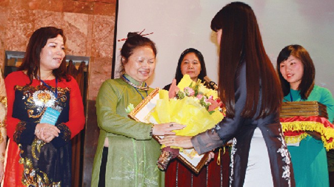 Chị Loos Nguyễn Thị Hoài Thu được nhận Bằng Khen của Hội Liên hiệp Phụ nữ Việt Nam tháng 11/2013 tại Hà Nội. Ảnh: Bích Ngọc