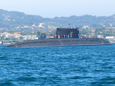 Tàu ngầm Hà Nội - HQ 182 vào Quân cảng Cam Ranh. Ảnh: Nguyễn Đình Quân.