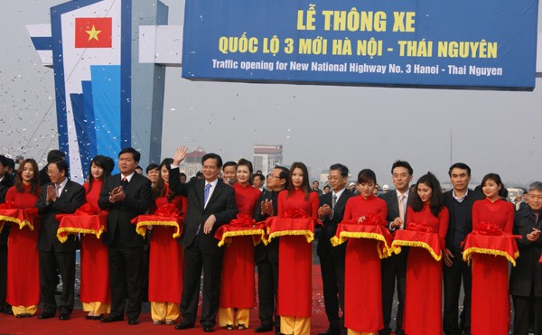 Thủ tướng Nguyễn Tấn Dũng phát lệnh thông xe cao tốc Hà Nội-Thái Nguyên. Ảnh: L.H.V.