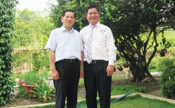 Luật sư Hoàng Duy Hùng (bên phải) và nguyên Chủ tịch nước Nguyễn Minh Triết tại nhà riêng của nguyên Chủ tịch nước tại TPHCM Ảnh: Phương Thuận