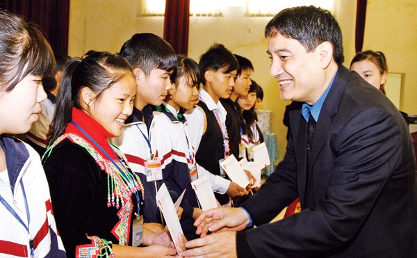 Anh Nguyễn Đắc Vinh tặng học bổng tại trường phổ thông dân tộc nội trú tỉnh Điện Biên