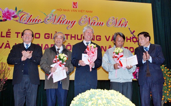 Các tác giả nhận giải thưởng Hội Nhà văn Việt Nam. Ảnh: Phan Giang