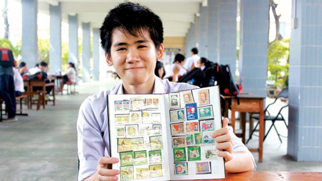 Trần Minh Gia Lộc (học sinh lớp 12A2 THPT Trần Phú TP.HCM) sở hữu hơn 500 con tem từ cổ xưa đến hiện đại. Trong đó có những con tem hơn 80 tuổi.