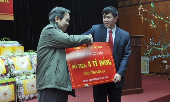Thống đốc Nguyễn Văn Bình trao tặng quà Tết cho tỉnh Sơn La. Ảnh: VBS