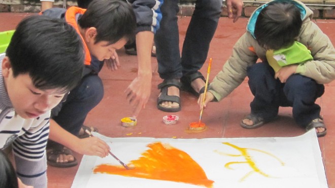 Trẻ em mồ côi hào hứng với phần thi vẽ tranh