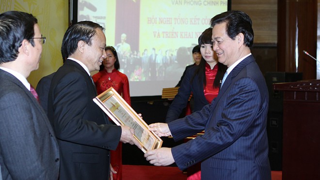 Thủ tướng Nguyễn Tấn Dũng trao Huân chương Lao động của Chủ tịch nước cho các tập thể và cá nhân có thành tích xuất sắc trong công tác năm 2009 đến năm 2013 Ảnh: Dương Giang