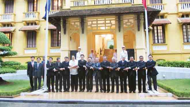 Đại diện các nước ASEAN bắt tay nhau thể hiện tinh thần đoàn kết tại Lễ thượng cờ ASEAN tại Bộ Ngoại giao Việt Nam để kỷ niệm 46 năm thành lập khối hôm 8/8/2013. Ảnh: Trúc Quỳnh