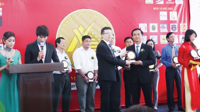 Thiên Ân (ngoài cùng bên phải, hàng trên) nhận thương hiệu tiêu biểu 2013 tại Văn phòng Quốc hội (Ảnh do nhân vật cung cấp)