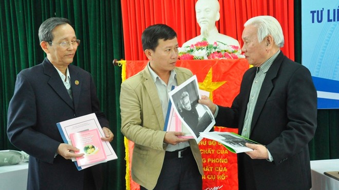 Ông Nguyễn Anh Liên (phải) trao tư liệu, hiện vật cho Bí thư Tỉnh Đoàn Quảng Nam. Ảnh: N.T
