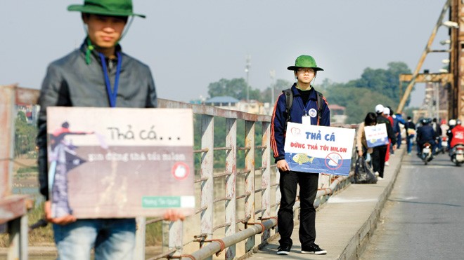 Thông điệp của các tình nguyện viên trên cầu Long Biên (Hà Nội). Ảnh: Chí Toàn