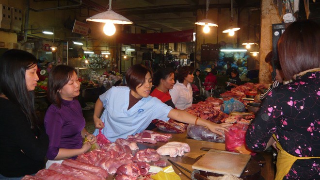 Dù sức mua yếu nhưng giá các loại thịt tăng từ 10-30%. Ảnh: Phong Cầm