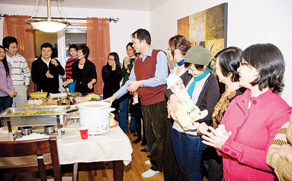 Bữa tiệc portluck tại nhà riêng GS Vũ Hà Văn (thứ 2 từ trái sang) ở Mỹ