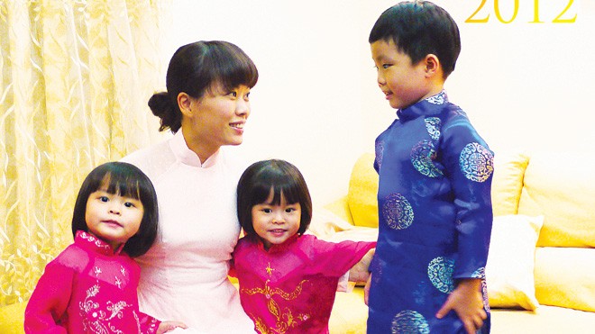 Một số gia đình Việt ở Đài Loan vẫn giữ được văn hóa truyền thống. Trong ảnh: mẹ con chị Liên Hương, giảng viên khoa tiếng Việt, ĐH Đài Loan, đón Tết.