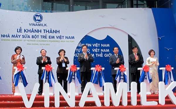 Thủ tướng Nguyễn Tấn Dũng cắt băng khánh thành Nhà máy sữa bột Việt Nam tại Bình Dương, tháng 9/2013