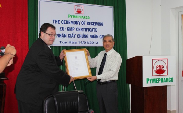 Ông Huỳnh Tấn Nam - Tổng GĐ nhận giấy chứng nhận GMP-EU từ cơ quan quản lý dược phẩm châu Âu
