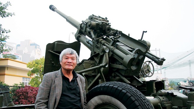 Nhà nhiếp ảnh Nguyễn Đình Toán bên khẩu pháo đã từng chiến đấu năm xưa. Ảnh: Hồng Ngọc