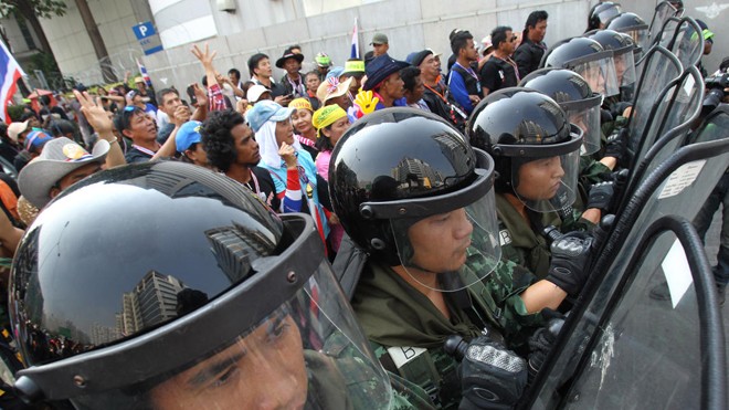 Binh sĩ Thái Lan bảo vệ trụ sở Bộ Quốc phòng ngày 3/2. Ảnh: AP