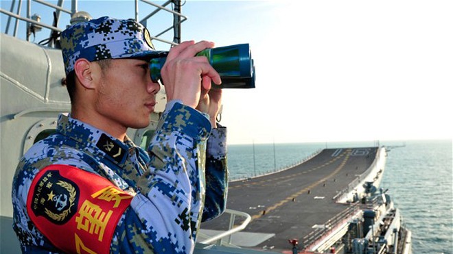 Lính hải quân Trung Quốc trên tàu sân bay Liêu Ninh. Ảnh: Getty Images