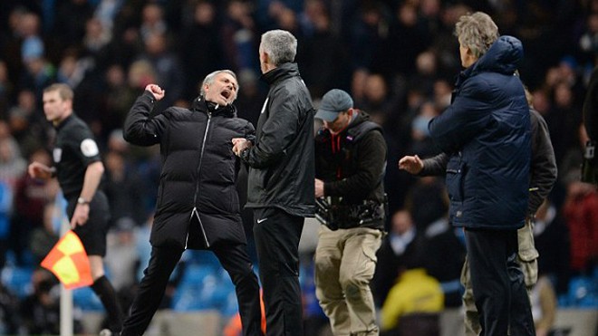 Mourinho phấn khích sau tiếng còi mãn cuộc. Ảnh: Dailymail