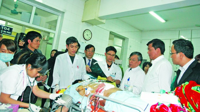 Bộ trưởng GTVT, Phó chủ tịch Ủy ban ATGT Quốc gia Đinh La Thăng thăm hỏi nạn nhân bị tai nạn giao thông tại Bệnh viện Việt Đức chiều mùng 4 Tết. Ảnh: Sỹ lực
